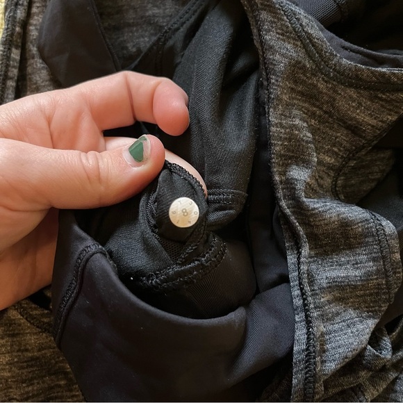 Lululemon Heathered Gray / Black On Track Singlet Tank Size 8 - Picture 10 of 12